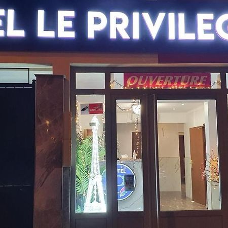 Hotel Le Privilege La Courneuve Zewnętrze zdjęcie