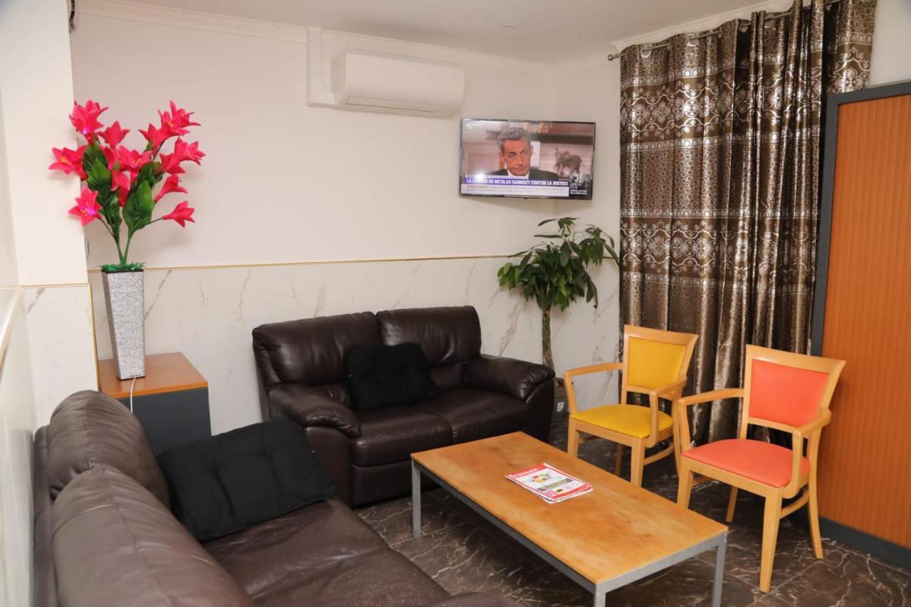 Hotel Le Privilege La Courneuve Zewnętrze zdjęcie